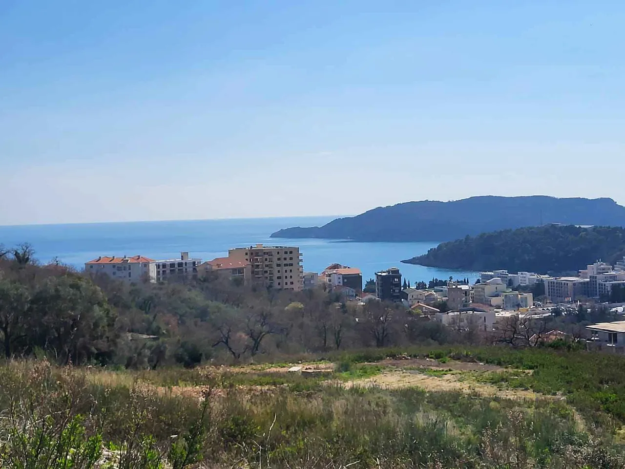 House of 80 square meters with a plot of 905m2 and beautiful panoramic views of the surrounding hills and the sea